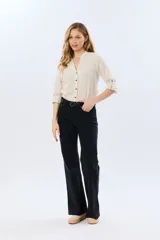 Pantalón de jean wide leg de algodón con elastano, color celeste, de tiro alto y corte amplio con bolsillos traseros.