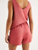 Short de tiro medio confeccionado en viscosa, con cintura elástica y bolsillos laterales amplios de diseño redondeado.