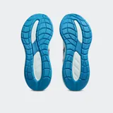 Championes de running Asics modelo Gel Cumulus 28, color blanco con detalles en azul y naranja. Cuentan con tecnología de amortiguación FF BLAST MAX y suela FLUIDRIDE para una pisada suave y reactiva.