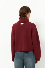 Polera color beige de poliéster reciclado, de cuello alto y manga larga.