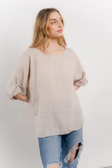Blusa de lino color fucsia, con silueta amplia y relajada, escote redondo y mangas 3/4 con vuelta.
