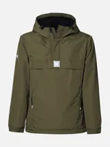 Canguro tipo anorak de color gris oscuro, con capucha ajustable, bolsillo frontal con solapa y cierre de media cremallera. Presenta detalles en color naranja en los tiradores de los cierres y un parche con el logo de la marca en el centro del pecho.