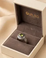 Anillo de plata 925 con diseño calado y piedra central facetada en color verde oliva, perteneciente a la línea Hindi.