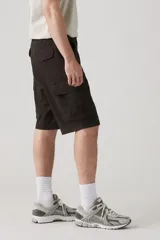 Short cargo color marrón oscuro, de corte recto y bolsillos laterales con solapa en las piernas.
