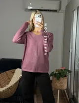 Sweater de punto color bordó con escote en V y detalle de strass aplicado en la parte frontal. Presenta mangas largas y corte holgado.