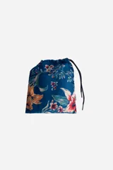 Short de baño de secado rápido con estampado floral sobre fondo azul. Cuenta con cintura elástica con cordón ajustable, bolsillos laterales y logo aplicado en goma.