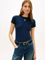 Remera de corte slim azul marino, confeccionada en punto de algodón ligeramente elástico, con cuello redondo y el logo de la marca bordado en el pecho en fuente Script.