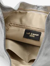 Cartera tipo saco de cuero suave, de diseño amplio y relajado, con asa para llevar al hombro, tiras anudadas a los lados y cierre.