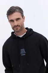 Canguro negro con capucha y cordones ajustables. Presenta un estampado pequeño en el pecho con la frase 'Find Your Focus' y un bolsillo frontal tipo canguro.