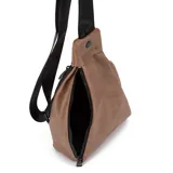 Bandolera de diseño ergonómico en forma de gota, color marrón con textura tipo cuero desgastado. Cuenta con una correa ancha ajustable de color negro con logo estampado y cierre lateral para acceso rápido al compartimento principal.