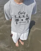 Remera blanca de manga corta, con cuello redondo y diseño gráfico estampado en el pecho que incluye texto y palmeras.