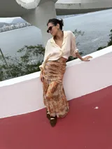 Falda larga negra de microtul con frunces en la parte superior y diseño fluido.