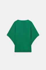 Top de punto color verde, con cuello redondo y mangas cortas anchas de corte holgado.