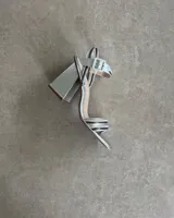 Sandalias plateadas de fiesta con tiras finas y taco geométrico.