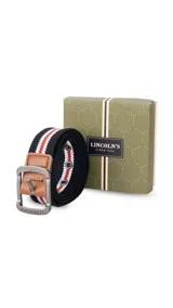 Cinturón casual confeccionado en tela canvas con diseño bicolor o a rayas. Cuenta con hebilla metálica de acabado envejecido, detalles en cuero sintético en los extremos y ojales reforzados.