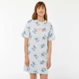 Camisón corto de manga corta, color azul claro, con estampado repetido del personaje Stitch de Disney y la palabra "Stitch" en rosa en el pecho.