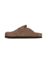 Zueco Hush Puppies modelo Aria Tan, confeccionado en gamuza de color marrón, con diseño tipo mocasín destalonado, suela de corcho y base de goma negra.