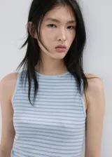 Top ajustado de punto acanalado con diseño a rayas horizontales en tonos celestes y blancos, cuello redondo y sin mangas.