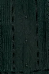 Camisa verde oscuro con cuello de volante y manga larga, detalles de entredoses a tono y cierre frontal con botones forrados.