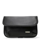 Cartera tipo bandolera de color negro, con diseño minimalista, solapa frontal y placa metálica con el logo de la marca.
