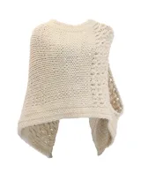 Poncho tejido a mano en lana merino color crudo, con capucha, cuello alto y flecos.