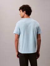 Remera de manga corta Calvin Klein color celeste, con cuello redondo y el monograma CK bordado en contraste en el pecho.