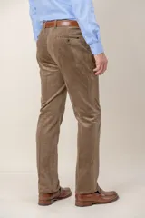 Pantalón de pana de corte clásico, color tostado, con cierre de botón y cremallera, bolsillos laterales y traseros.
