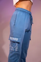 Pantalón cargo azul con bolsillos laterales y cordón ajustable en la cintura.