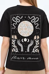 Remera blanca de manga corta, cuello redondo a la base y diseño holgado, confeccionada en algodón.