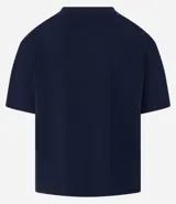 Remera masculina color blanco hueso, modelo boxy, con cuello redondo y mangas cortas. Confeccionada con tecnología Dry para un tacto frío en el interior y algodón en el exterior.