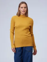 Buzo azul de tejido de punto con textura acanalada, cuello alto y mangas largas.