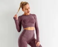 Remera deportiva manga larga color borgoña, con corte crop y tejido texturizado.