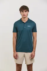 Chomba deportiva de manga corta, color verde oscuro, con cuello polo y cierre frontal de dos botones. Presenta un diseño entallado con tejido técnico transpirable y elástico, ideal para actividades deportivas.