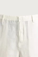 Bermuda regular fit azul marino confeccionada en lino, con bolsillos frontales, bolsillos traseros de doble vivo con botón y cierre frontal con cremallera y botón.