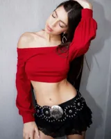 Top rojo de manga larga con escote off-shoulder, confeccionado en tela gruesa.