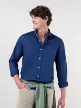 Camisa azul marino de algodón con acabado vintage, cuello con botones y logo bordado en el pecho.