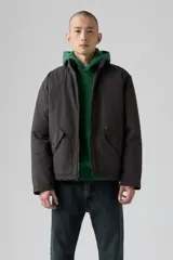 Campera puffer corta color gris oscuro, con cierre frontal y dos bolsillos con solapa y botón.