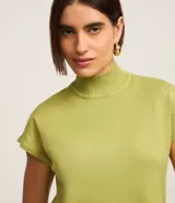 Blusa verde de punto texturizado, con cuello alto acanalado y manga corta amplia.