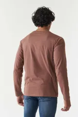 Remera de manga larga para hombre con escote redondo y logo bordado en el pecho.