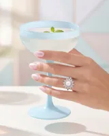 Anillo de plata 925 con diseño floral, compuesto por una perla central rodeada de pétalos decorados con circonias brillantes.