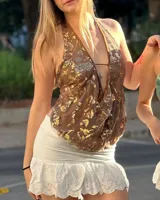 Top halter marrón con escote profundo en V, confeccionado en tela transparente con lentejuelas y bordados brillantes de motivos florales en tonos dorados y plateados.