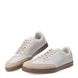 Championes urbanos de diseño bajo, con cuerpo en tono beige claro, puntera reforzada en gamuza color arena, suela de goma marrón y detalle de talón en color rosado.