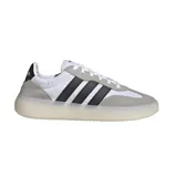 Championes Adidas Bareeda Decode, color blanco con detalles en negro y gris. Presentan las tres tiras características de la marca en color negro y suela color crema.