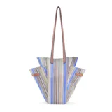 Bolsa matera de diseño estructurado, confeccionada en tejido plástico con patrón de rayas verticales multicolor. Presenta un compartimento central amplio, bolsillos laterales extensibles con presillas de cuero sintético y broches metálicos, y doble correa de hombro en color marrón.