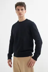 Sweater de punto color azul marino, con cuello redondo y mangas largas.