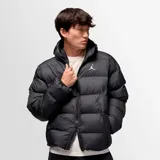Campera puffer Jordan de color negro con diseño acolchado, cierre frontal completo, capucha integrada y logo Jumpman bordado en el pecho.