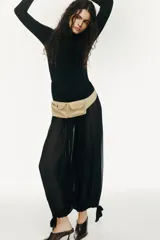Mono largo de cuello subido y manga larga, con cuerpo ajustado y parte inferior de diseño abullonado con bajo ajustable mediante lazadas.