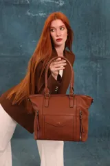 Cartera tipo tote de diseño estructurado en símil cuero, con doble asa rígida y correa regulable. Presenta múltiples bolsillos frontales con cierre y solapa, ofreciendo un estilo versátil y espacioso.