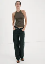 Top de algodón color verde militar con diseño entallado, cuello halter y detalles de encaje en los hombros.