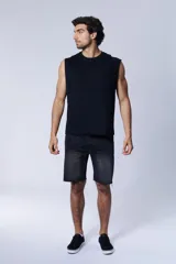 Musculosa oversize de corte recto y color negro, con cuello redondo y sisas amplias.
